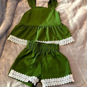 Beautiful set very pretty! For a baby girl size 12-18M
